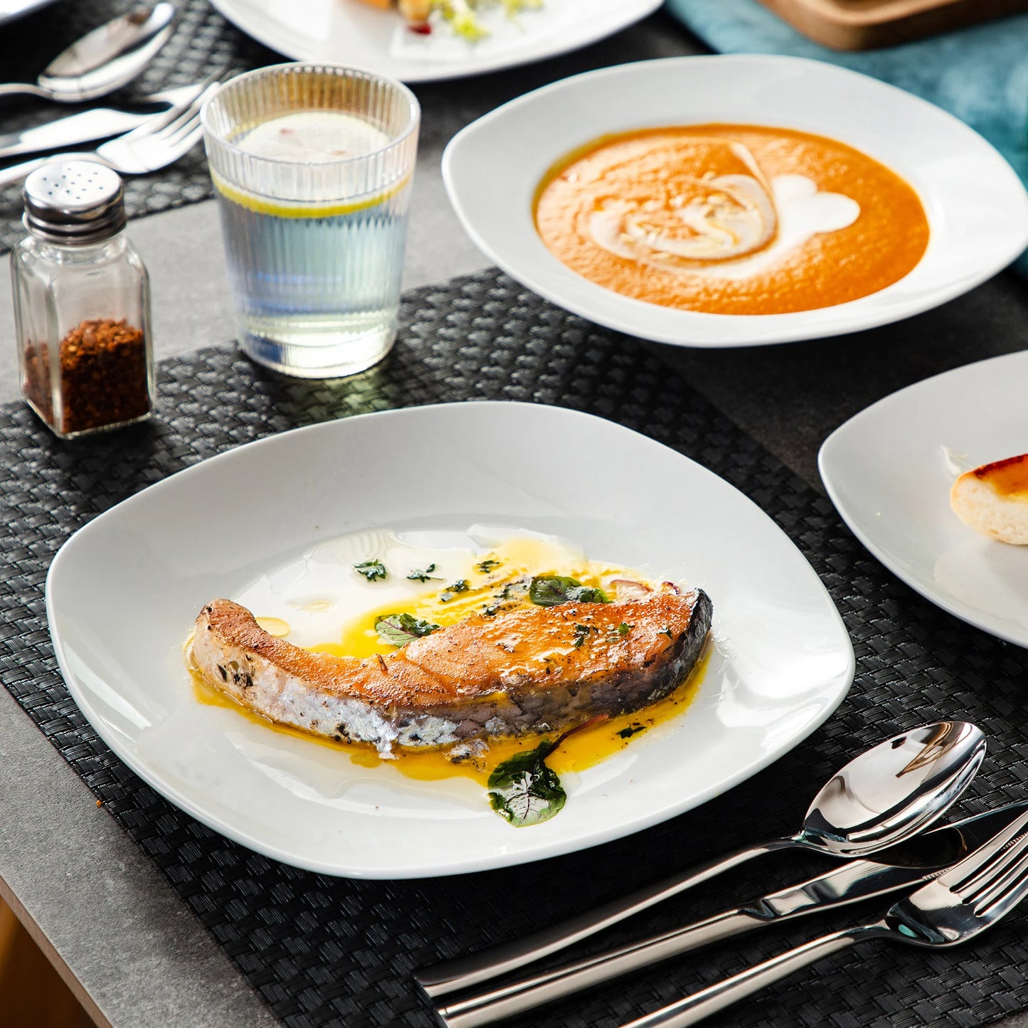 18 Piece Ceramic Porcelain Dinnerware Set